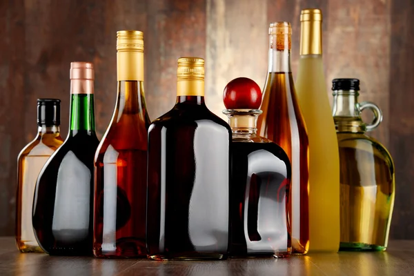 Butelki różne napoje alkoholowe — Zdjęcie stockowe