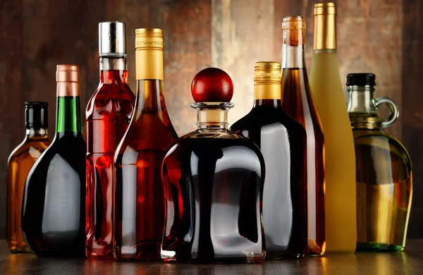 Flaskor av diverse alkoholhaltiga drycker — Stockfoto