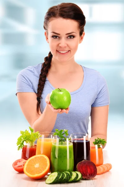 Jeune femme avec variété de jus de légumes et de fruits — Photo