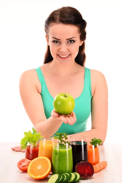 Jeune femme avec variété de jus de légumes et de fruits — Photo