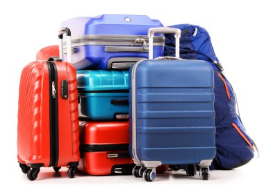 bavul ve üzerinde beyaz izole turistik arka çantalar
