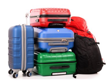bavul ve üzerinde beyaz izole turistik arka çantalar