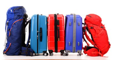 bavul ve üzerinde beyaz izole turistik arka çantalar