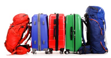 bavul ve üzerinde beyaz izole turistik arka çantalar