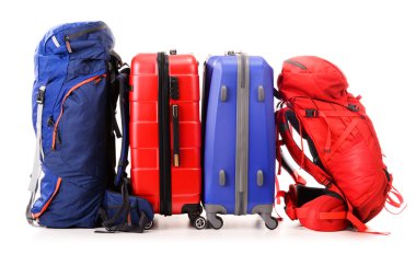 bavul ve üzerinde beyaz izole turistik arka çantalar