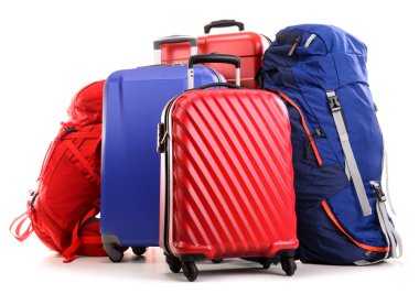 bavul ve üzerinde beyaz izole turistik arka çantalar