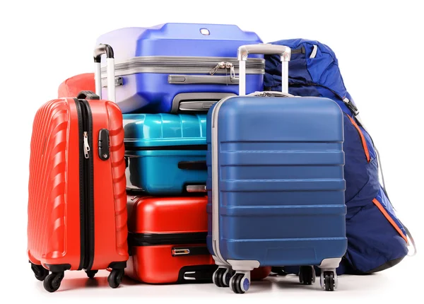 Koffer und Rucksäcke isoliert auf weiß — Stockfoto