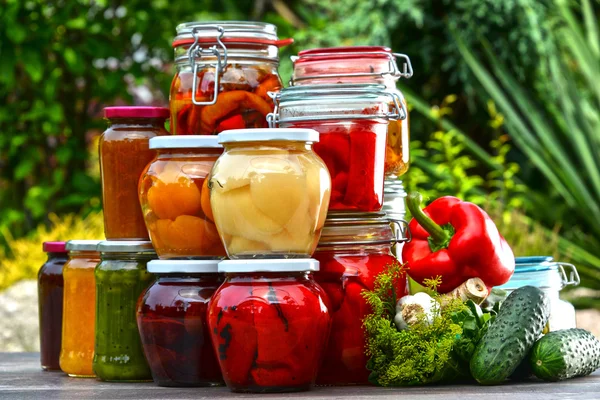 Frascos de legumes em conserva e frutas no jardim — Fotografia de Stock
