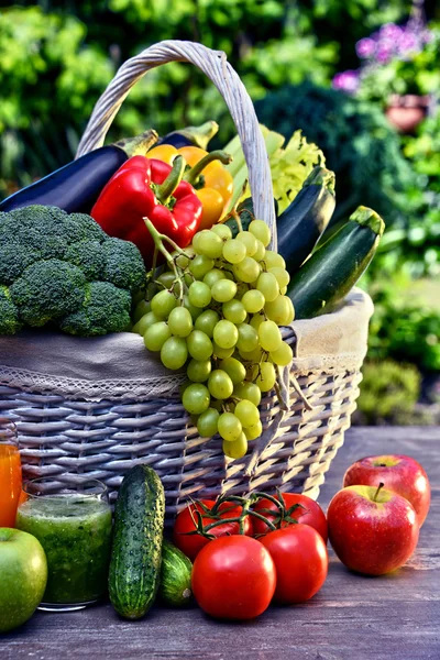 Variedade de vegetais orgânicos frescos e frutas no jardim — Fotografia de Stock