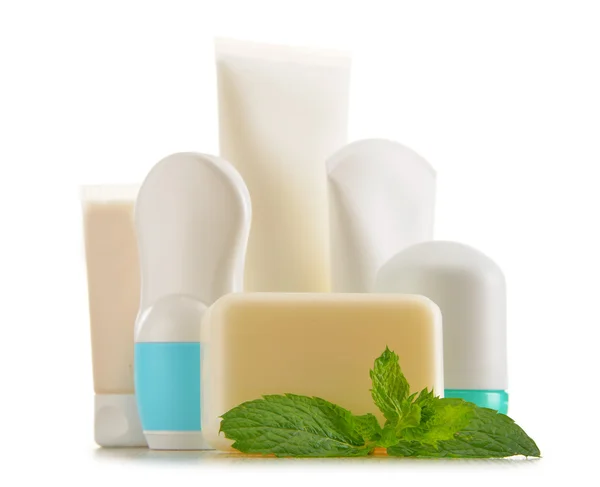 Composición con recipientes de productos de belleza y cuidado corporal — Foto de Stock