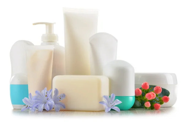 Composición con recipientes de productos de belleza y cuidado corporal — Foto de Stock