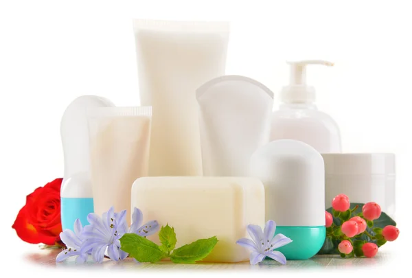 Composición con recipientes de productos de belleza y cuidado corporal —  Fotos de Stock
