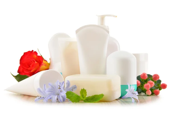 Composición con recipientes de productos de belleza y cuidado corporal — Foto de Stock