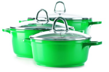 Beyaz arkaplanda izole edilmiş çelik kaplar