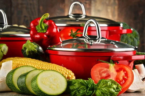 Composición con macetas de acero rojo y variedad de verduras frescas —  Fotos de Stock