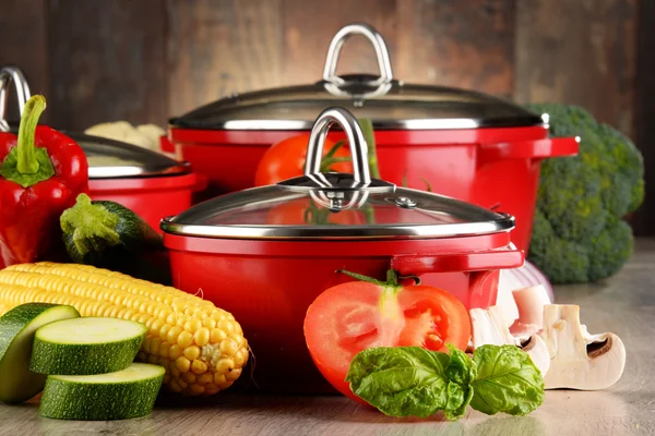 Composición con macetas de acero rojo y variedad de verduras frescas —  Fotos de Stock