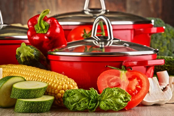 Composición con macetas de acero rojo y variedad de verduras frescas —  Fotos de Stock