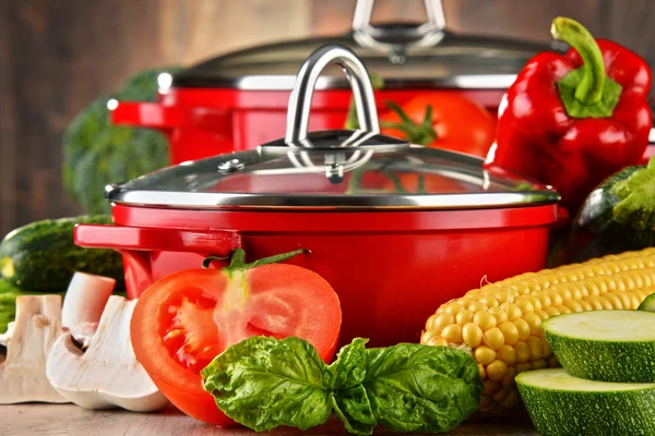 Composición con macetas de acero rojo y variedad de verduras frescas —  Fotos de Stock
