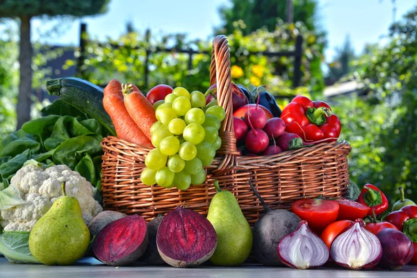 Légumes et fruits frais biologiques dans le jardin — Photo