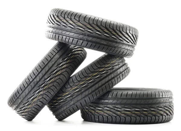 Vier neue schwarze Reifen isoliert auf weiß — Stockfoto