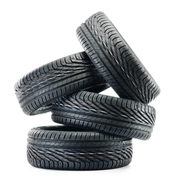 Quatre nouveaux pneus noirs isolés sur blanc — Photo