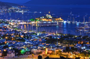 Bodrum liman ve St. Peter Kalesi görünümünü geceleyin