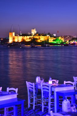 Bodrum liman ve St. Peter Kalesi görünümünü geceleyin