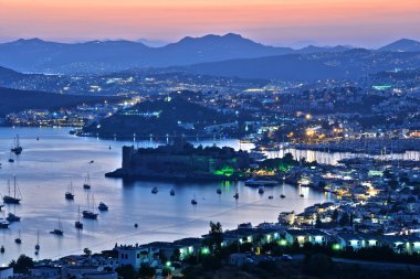 Bodrum liman ve St. Peter Kalesi görünümünü geceleyin