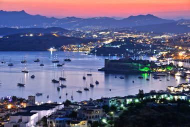 Bodrum liman ve St. Peter Kalesi görünümünü geceleyin