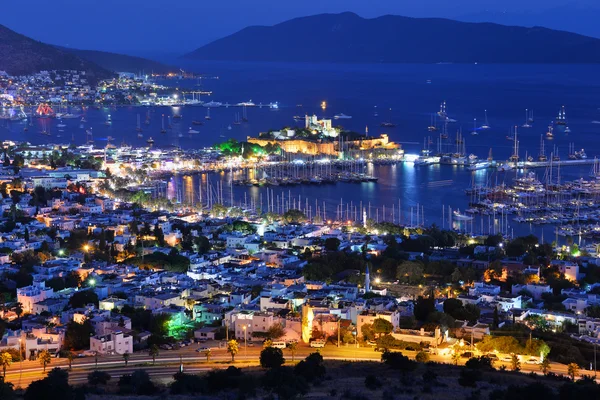 Bodrum liman ve St. Peter Kalesi görünümünü geceleyin — Stok fotoğraf