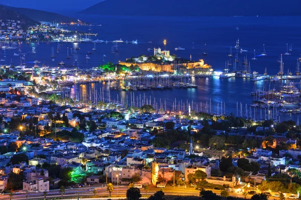 Veduta notturna del porto di Bodrum e del Castello di San Pietro — Foto Stock