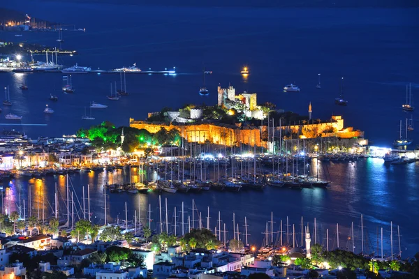 Vista do porto de Bodrum e Castelo de São Pedro à noite — Fotografia de Stock