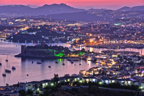 Bodrum liman ve St. Peter Kalesi görünümünü geceleyin — Stok fotoğraf