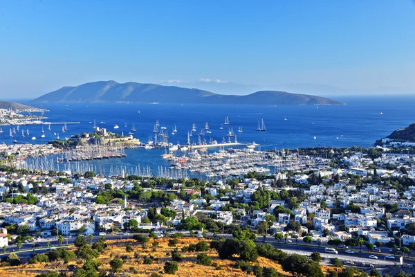 Uitzicht op de haven van Bodrum en het kasteel van St. Peter — Stockfoto