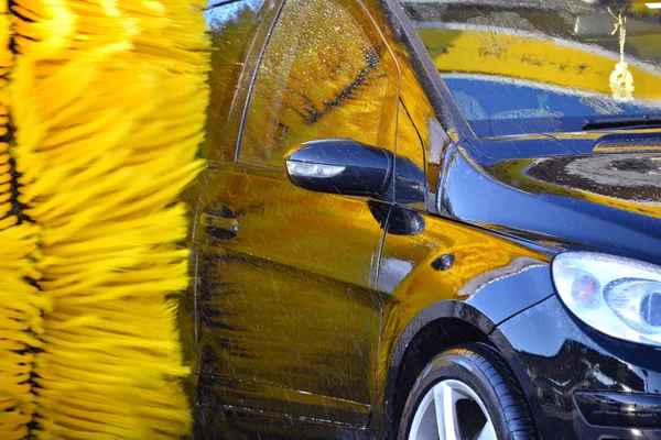 Bil som går igenom en automatisk biltvättmaskin — Stockfoto