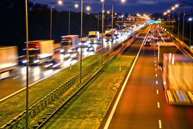 Dört şeritli kontrollü erişimli otoyol Polonya