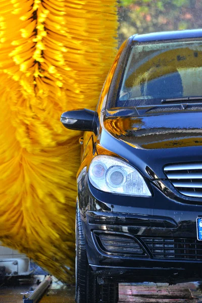 Voiture passant par une machine automatique de lavage de voiture — Photo