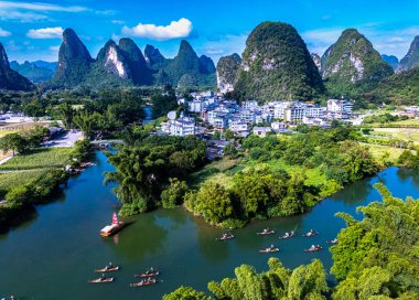Çin 'in Guangxi bölgesindeki Yangshuo yakınlarındaki Yulong Nehri' nin havadan görünüşü.
