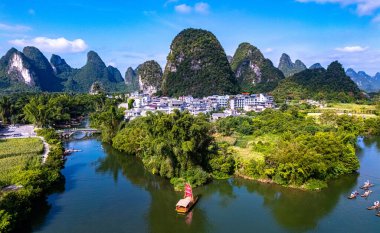 Çin 'in Guangxi bölgesindeki Yangshuo yakınlarındaki Yulong Nehri' nin havadan görünüşü.
