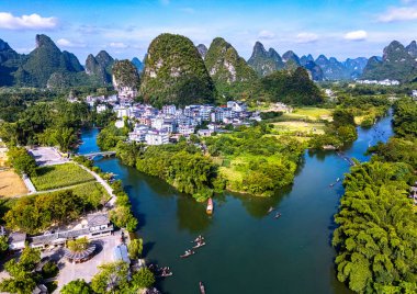 Çin 'in Guangxi bölgesindeki Yangshuo yakınlarındaki Yulong Nehri' nin havadan görünüşü.