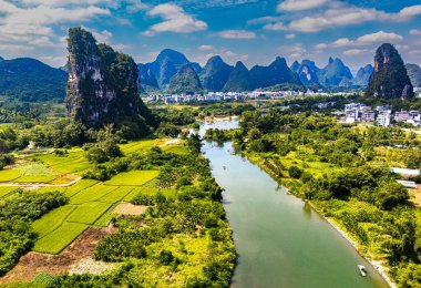 Çin 'in Guangxi bölgesindeki Yangshuo yakınlarındaki Yulong Nehri' nin havadan görünüşü.