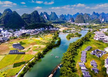 Çin 'in Guangxi bölgesindeki Yangshuo yakınlarındaki Yulong Nehri' nin havadan görünüşü.