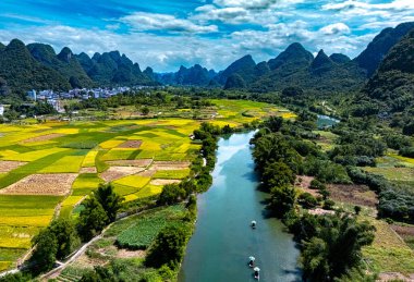 Çin 'in Guangxi bölgesindeki Yangshuo yakınlarındaki Yulong Nehri' nin havadan görünüşü.