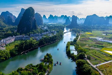 Çin 'in Guangxi bölgesindeki Yangshuo yakınlarındaki Yulong Nehri' nin havadan görünüşü.