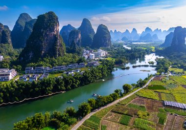Çin 'in Guangxi bölgesindeki Yangshuo yakınlarındaki Yulong Nehri' nin havadan görünüşü.