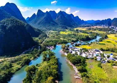 Çin 'in Guangxi bölgesindeki Yangshuo yakınlarındaki Yulong Nehri' nin havadan görünüşü.