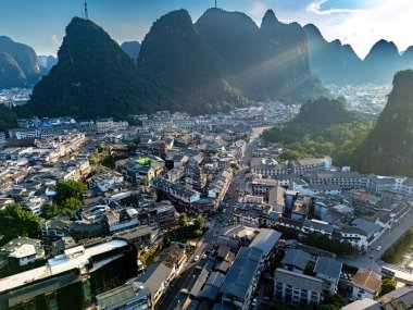 YANGSHUO, ÇİN - 8, 2025: Guangxi Bölgesi, Çin 'deki Yangshuo şehrinin havadan görünüşü