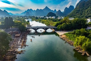 Çin 'in Guangxi bölgesindeki Yangshuo yakınlarındaki Yulong Nehri' nin havadan görünüşü.