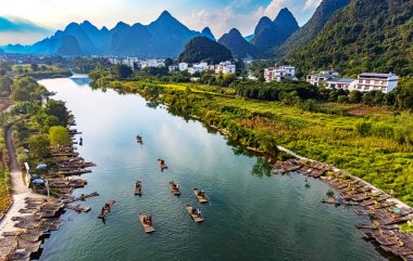 Çin 'in Guangxi bölgesindeki Yangshuo yakınlarındaki Yulong Nehri' nin havadan görünüşü.