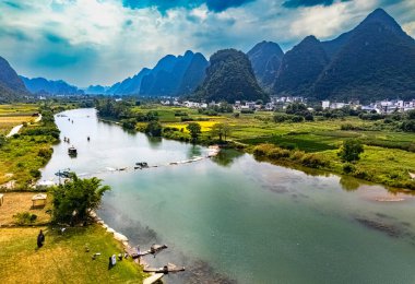 Çin 'in Guangxi bölgesindeki Yangshuo yakınlarındaki Yulong Nehri' nin havadan görünüşü.